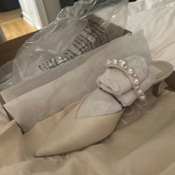 Dolce Vita Kanika Vanilla Pearl Mid Heels - Picture 2 of 3